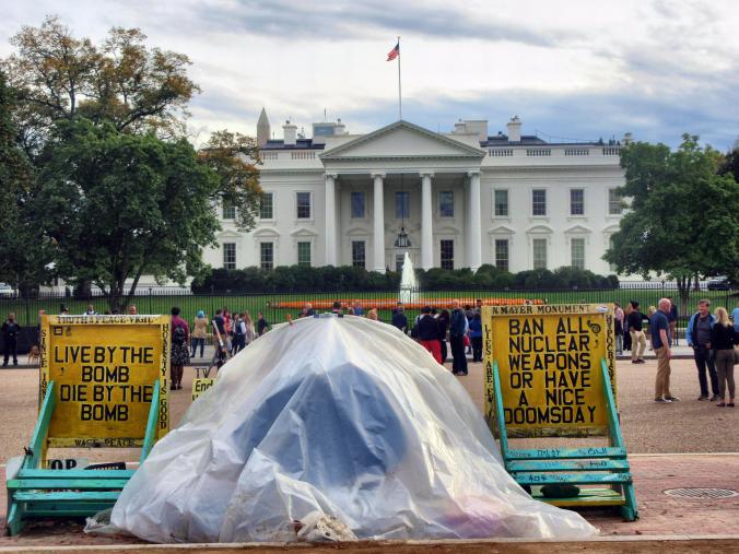 whitehouse &amp; protest signs